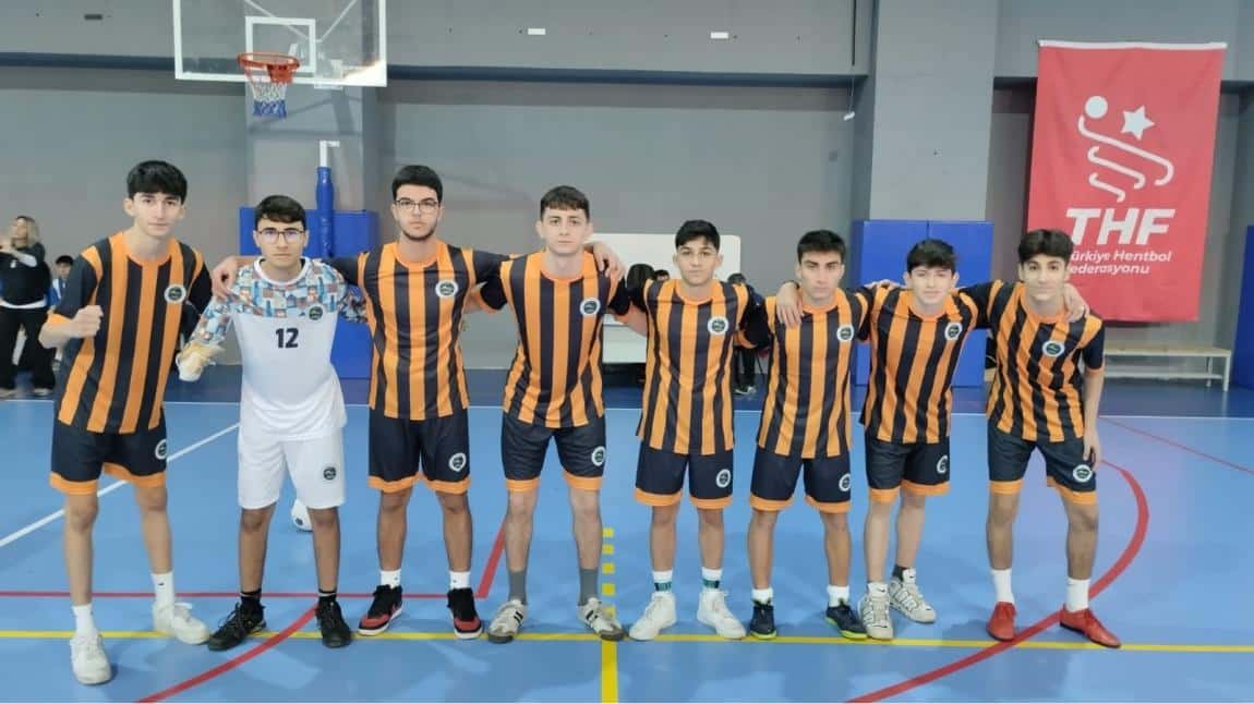 Futsal Takımımız Tur Atlayarak Okulumuza Bir Sevinci Daha Yaşattı.